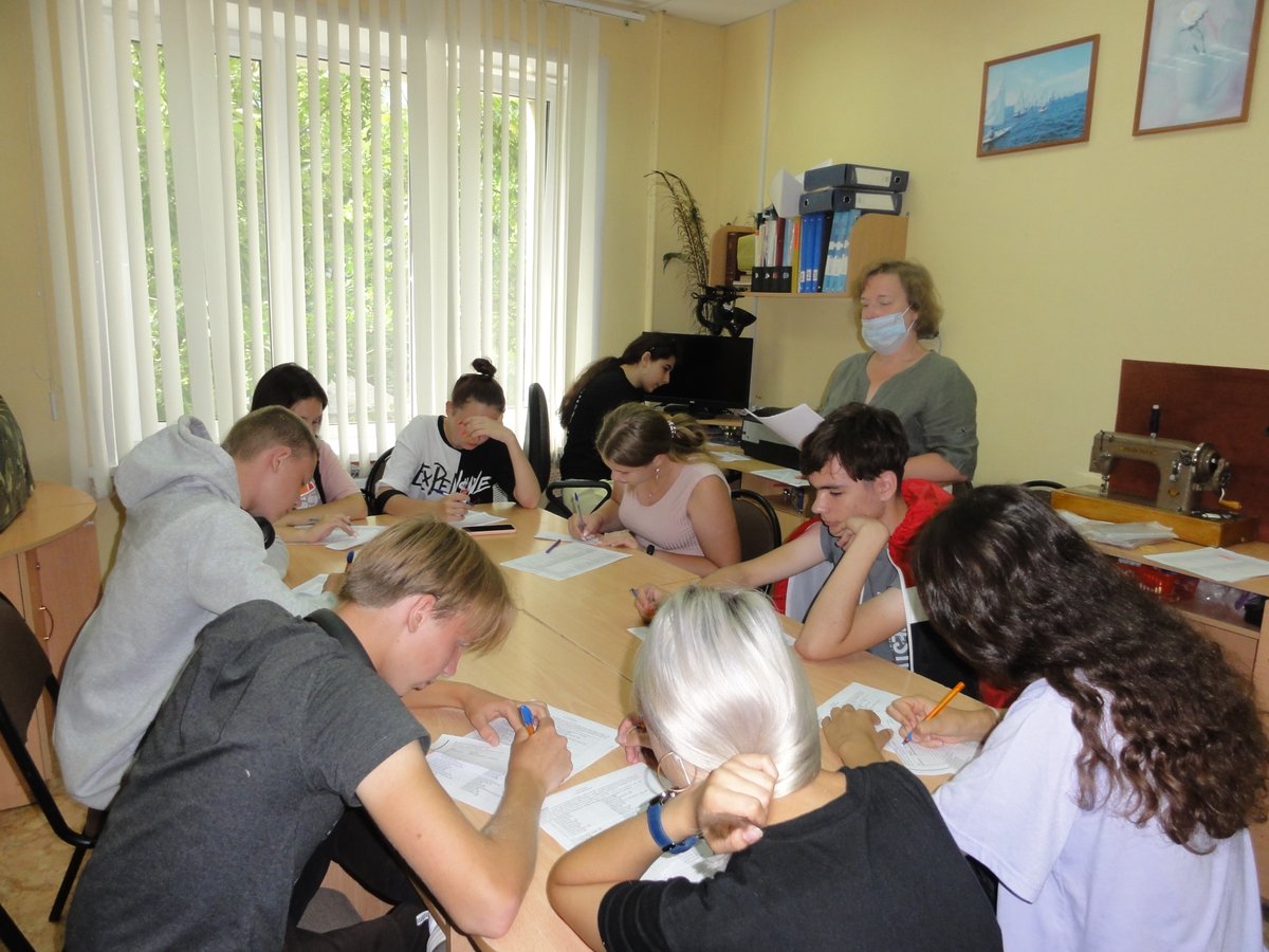 27 июля 2021 года специалисты ОГКУ «Тейковский ЦЗН» на базе МУДО «Центр развития творчества детей и юношества» провели профориентационную встречу с учащимися, занятыми в летнем трудовом отряде.