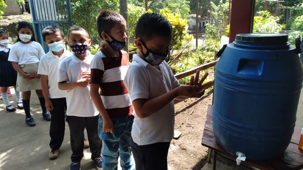 ¡No bajes la guardia!

Sigamos tomando medidas de prevención e higiene contra el COVID19.