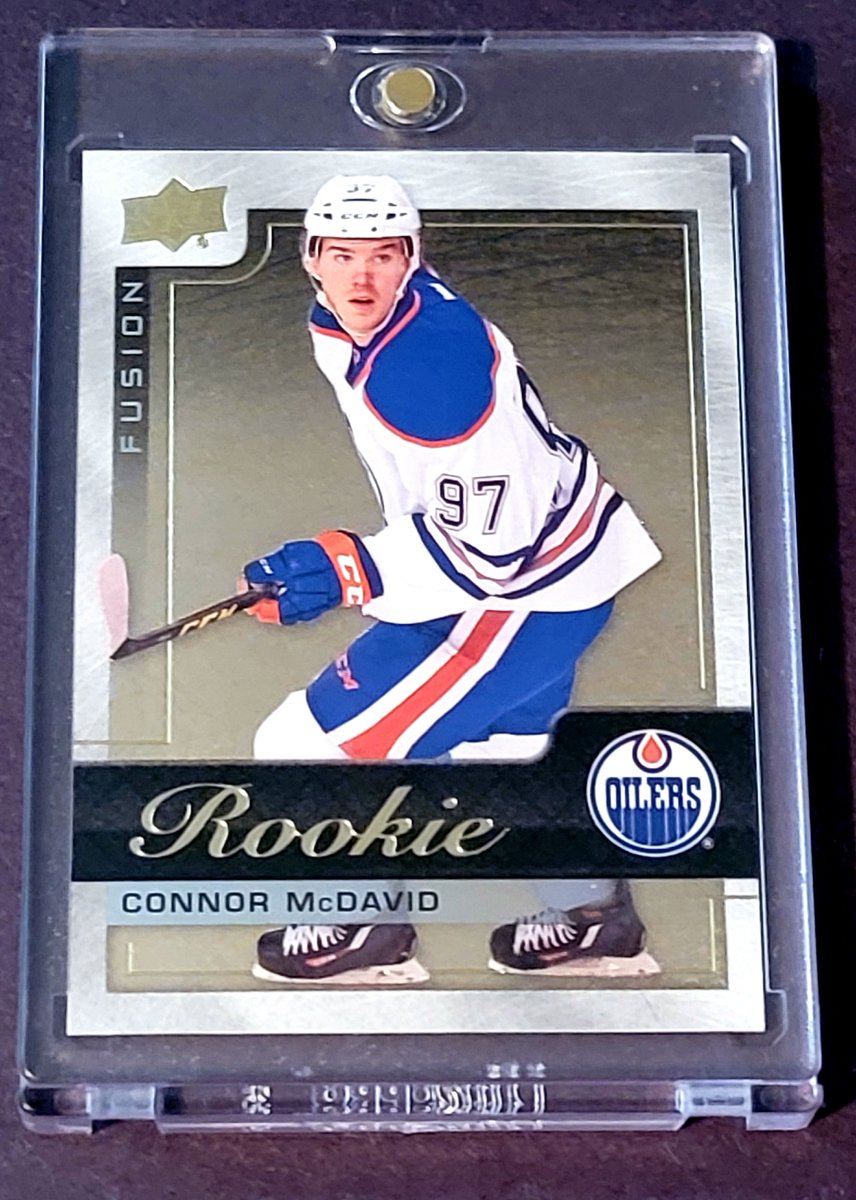 BuffaloInBoston's tweet image. Giveaway 43. This one is 🔥 Connor McDavid. Center for the Edmonton Oilers. 2x Hart Trophy. He&apos;s pretty good.

1 winner will get a 2018 UD Fusion Gold RC.

Follow if you are not, retweet and like for a shot. Winner announced on Friday the 30th 8pm EST. Good Luck!