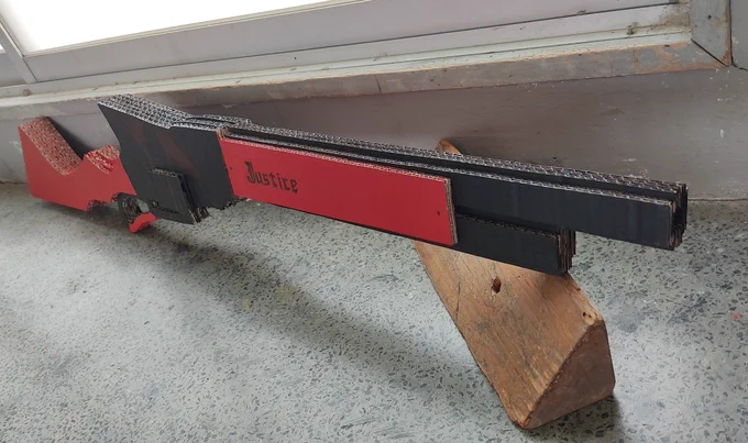 #ブルーアーカイブ#ブルアカブルーアーカイブの剣先ツルギの銃をダンボールで再現ロゴマークの[Justice]がお手本とかなかったのでいやーキツかったっす 