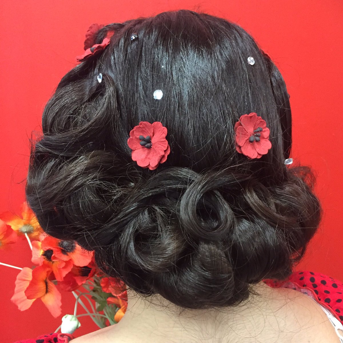 I love a swirly updo, do you prefer to wear your hair up or down?! ❤️✨

#vintage #vintagehair #vintagehairstylist #hair #hairstyles #hairstylist #hairdresser #hairartist #weddinghair #promhair #eveninghair #hairinspo #northamptonhairstylist #mua #hmua #pincurls #northampton