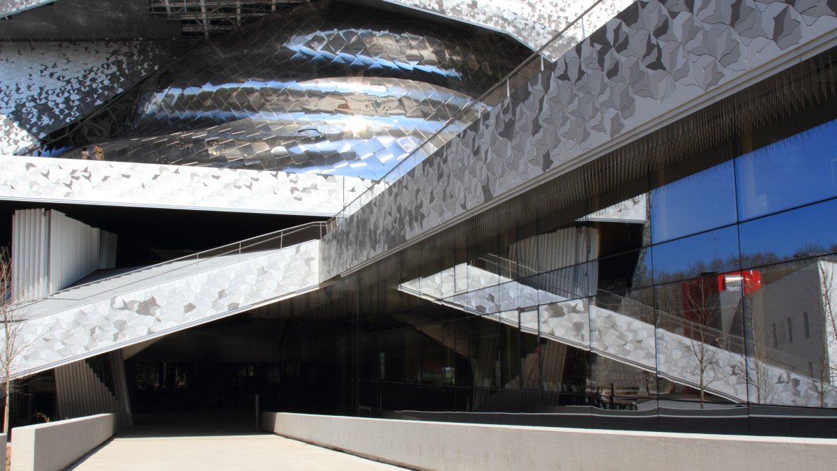 3DSfrance's tweet image. 🎶 Retour sur une collaboration inédite entre Dassault Systèmes et la @philharmonie de Paris : une étude de #simulation des flux d’air à l’intérieur de la salle mythique Pierre Boulez.

📰 Lire l&apos;article ici : go.3ds.com/xh2

#Culture #COVID19 #SimulationNumérique