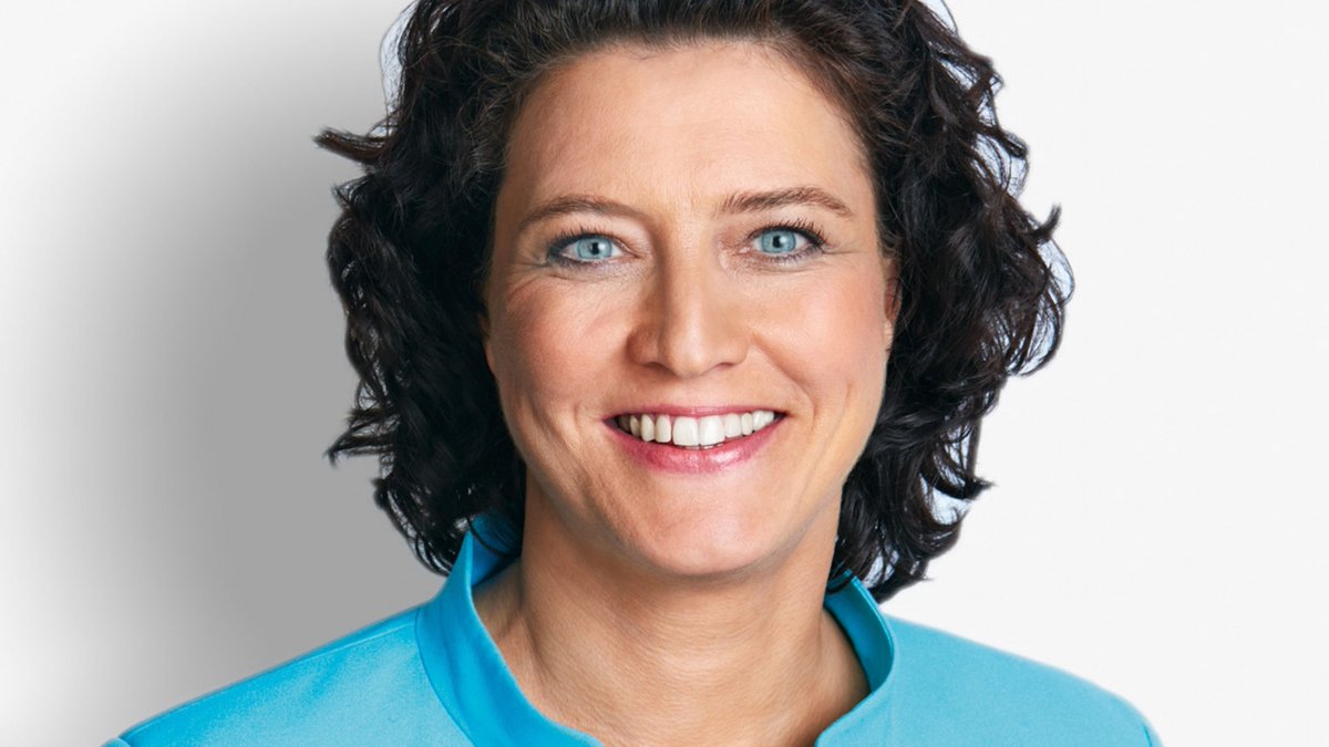 AOK_Politik's tweet photo. Der Aufsichtsrat wählt Dr. Carola #Reimann zur Vorstandsvorsitzenden des #AOK-Bundesverbandes ab 2022.
Sie wird Nachfolgerin des amtierenden Verbands-Chefs Martin #Litsch, der Ende des Jahres in den Ruhestand geht. https://t.co/8KXHYhs8rC https://t.co/G9QfxDc7w1