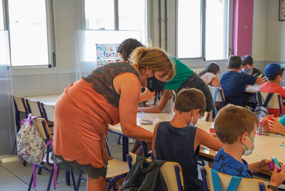 AjuntCastello's tweet photo. 🧒🏼👧🏻 Ribera visita les escoles municipals d'estiu.
💓 La regidora ha indicat que "es tracta d'una campanya d'animació pensada des de l'enfocament dels drets de la infància, la inclusió social i la conciliació de la vida familiar i laboral".
ℹ️ https://t.co/6xwWf5cwP6
#CSocial https://t.co/ID6N7aHXVm