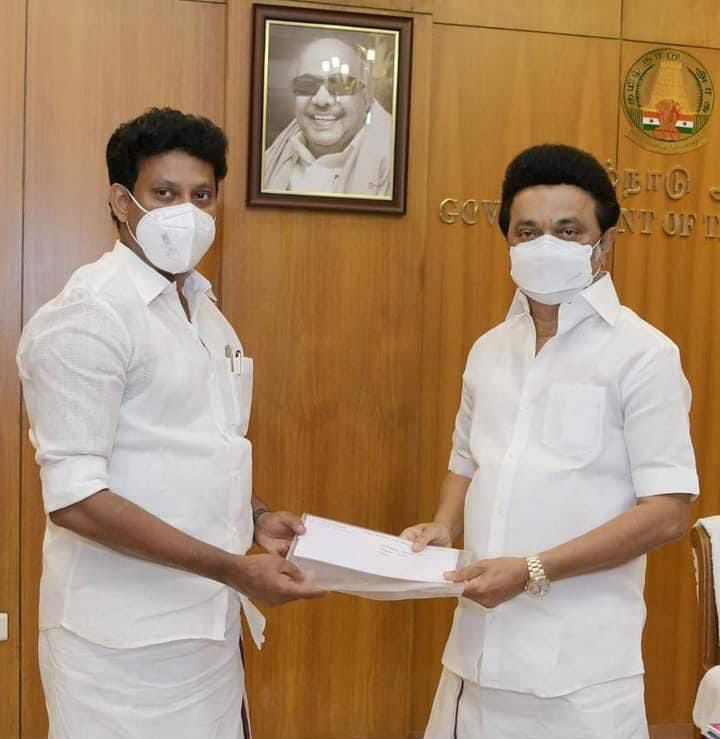 Anbil_Mahesh's tweet photo. மாண்புமிகு தமிழ்நாடு முதலமைச்சர் @mkstalin அவர்களை  தலைமைச் செயலகத்தில் சந்தித்து, #COVID19 நிவாரணப் பணிகளுக்காக #TNCMPRF-க்கு, தஞ்சாவூர் மாவட்டம், ஓரத்தநாடு ஒன்றியம், தொடக்கக் கல்வித் துறை அனைத்து ஆசிரியர்கள், கோவை-என்.ஜி.ஆர். நினைவு மேல்நிலைப் பள்ளி, (1/2) https://t.co/XqhQ5ZWFZy