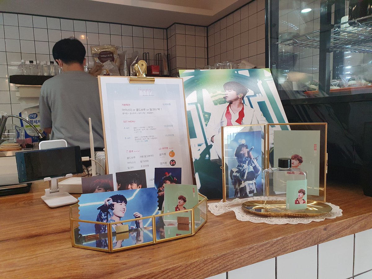 holdingontolove's tweet photo. @mfanunion 카페 비비드도 다시 방문했지롱. 3번째. 😂 틴케이스땜에 월요일 다시 갔고 생일특전땜에 오늘 다시 갔죠. 

커튼도 주황색이라 뭔가 기분 좋네요? 😂

사진 못 받았지만 그래도 눈으로 잘 감상했습니다. 감사합니다! 🧡

#빛나는_여름별_이민우 #매일_반짝이는_너에게 https://t.co/RJdrtqyXKX
