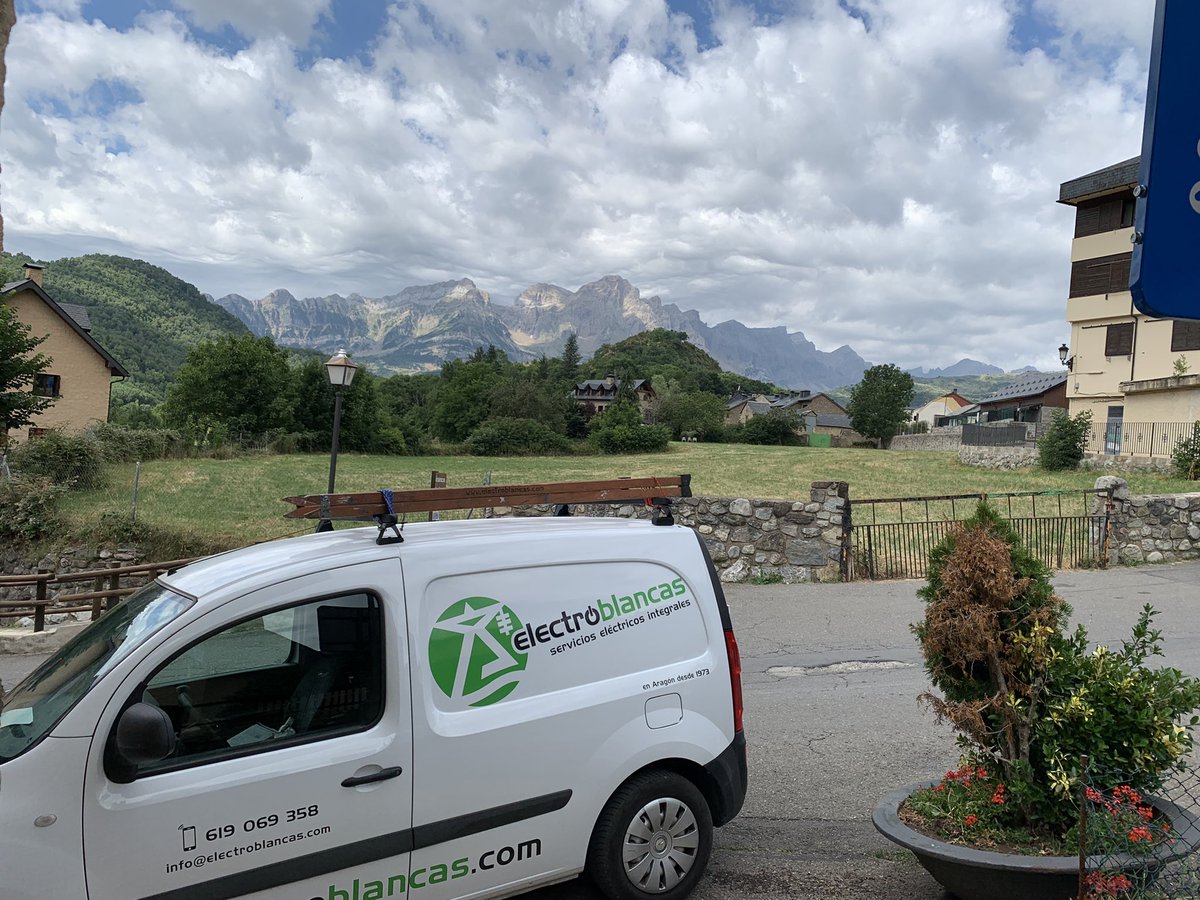 electroblancas's tweet photo. Chispeando por la bonita #Panticosa, con estas vistas en nuestra “oficina” cada dia nos encanta mas hacer felices a nuestros clientes.
#electricalmountain #somostuselectricistasenaragón #empresaautorizada #desde1973
@BalneaPanticosa @ClubPanticosa @EsquiEscuela @IsaroPanticosa https://t.co/1e7qeTJG7z