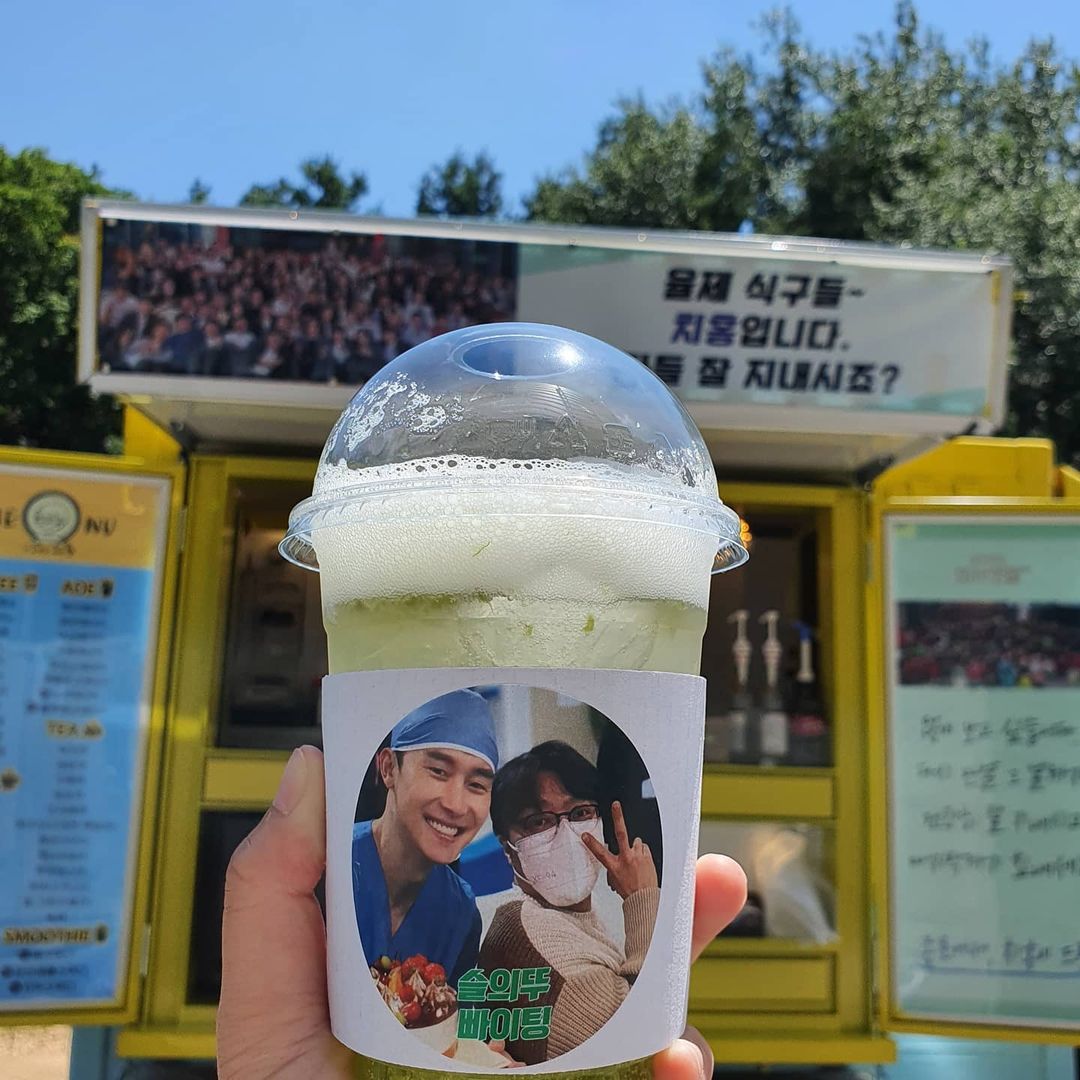 kdramapal's tweet photo. Yuljems, we know you miss him! #KimJunHan / Dr. Ahn Chi-hong sent a coffee truck to support #HospitalPlaylist2!💕

The coffee truck staff shared, "As soon as we arrived on set, all the staff said they wanted to see actor Kim Jun-han. There were a lot of people who missed him." 🥺 https://t.co/FA7KNgTXwE