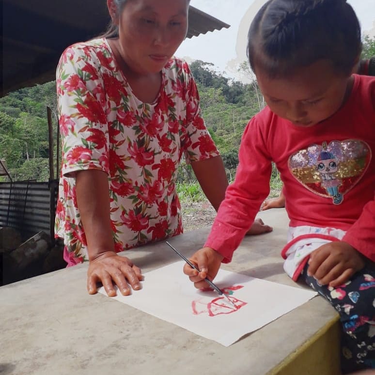 YahNapo's tweet photo. #YAHNapoInforma
👇El equipo de actividades Artísticas y Culturales de Yah Napo, conjuntamente con el apoyo de voluntarios de @rootsNshootsEC, llevó a cabo la segunda edición de #GuayusaYTintaII.
❗❗En esta ocasión la actividad de dibujo se realizó en la comunidad de ChontaYaku. https://t.co/rgWhUHXjo6
