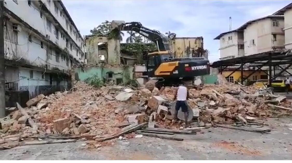 La destrucción del Patrimonio Histórico de #Colon en manos de @JairoBolotaC3 es un crimen. Donde están?
<a href="/PatrimoniPanama/">PatrimonioPanamá</a> 
<a href="/PGN_PANAMA/">Procuraduría General de la Nación</a> 
<a href="/MpioColon/">Municipio de Colón</a>  <a href="/MiCulturaPma/">Ministerio de Cultura</a> 
Miren la secuencia de la destrucción en la fotos