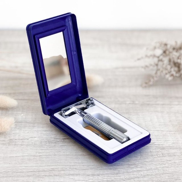 MAQUINITA DE AFEITAR DE ACERO INOXIDABLE REUTILIZABLE - 🪒PROMO JULIO $800 
Contiene:maquinita +hoja de afeitar + estuche con espejo + cepillo limpiador.  Marca Makao.
Para evitar la producción, consumo y descarte innecesario y excesivo de plástico.
⚠️Cierre de pedido Domingo 1