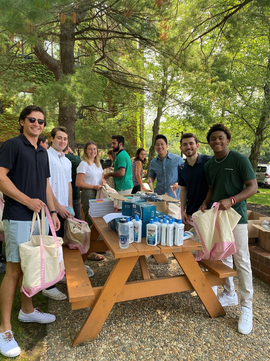 This year, we invited all Commonwealth summer interns to join in our #givingback initiative benefiting @elliefund. The group made cancer care bags, full of items to comfort those undergoing chemo. We’re so grateful for the support our interns provide to our company & community!