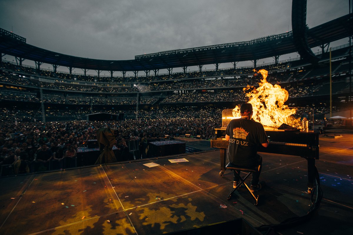 falloutboy's tweet image. night two ✔️ thx for hanging Atlanta 👍🏼🙌🏼

📸 @ElliottIngham