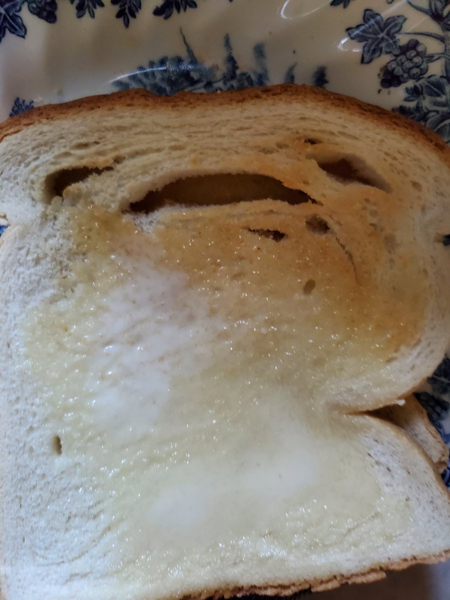 uhohsusannah's tweet photo. Even my toast has a mood today.
#foodfaces #makemeasandwich https://t.co/gIqc0dMAxn