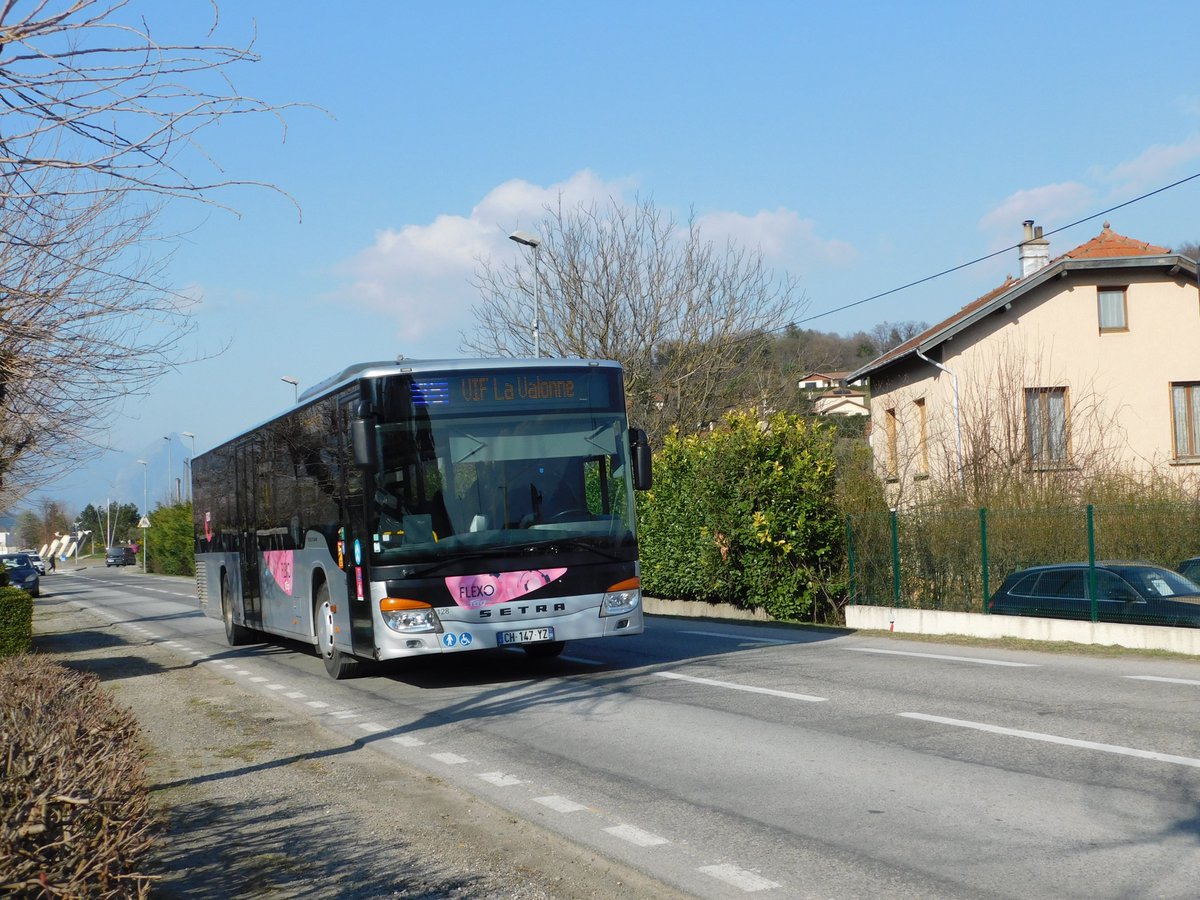 kevin_a38's tweet photo. 🚌Du coté de Varces-Allières-et-Risset sur la ligne 45, exploité par Autocar Grindler. Le Setra S416NF n°128 si trouve affecté, quelque minutes après sont départ du rond-point de l'Europe en direction Vif la Valonne.
#tagetmoi #ligne45 #flexobus #setrabus @TAG_Grenoble 
Bon W-E😉 https://t.co/LQHLAaeiqI