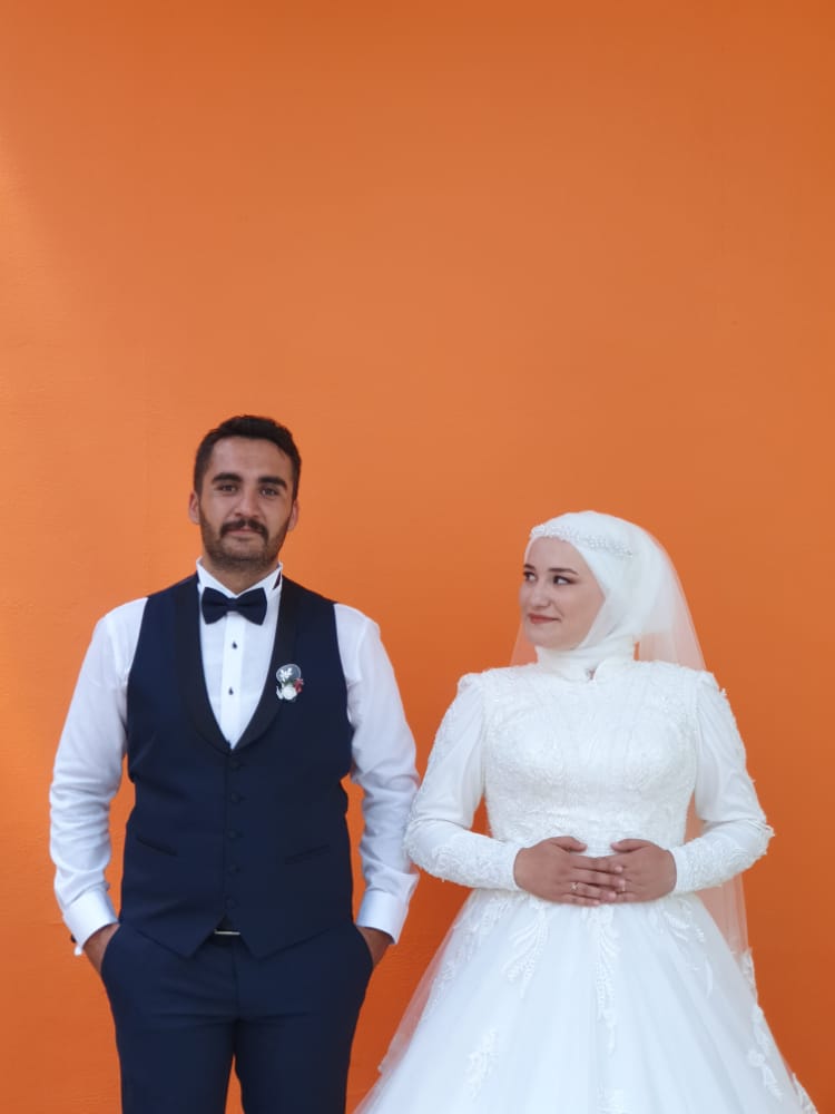 Sözün şiirlerin mükemmelidir,
Yüzün çiçeklerin en güzelidir...