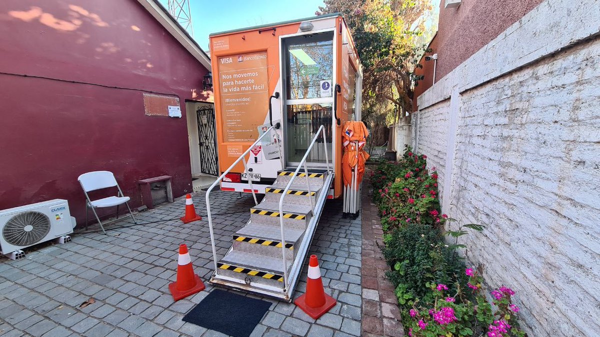 RadioIslacl's tweet image. 🚛 Atención vecinas y vecinos, desde hoy miércoles se encuentra atendiendo la Sucursal Móvil de @BancoEstado al interior de la @MuniIsladeMaipo (Entrada x Santelices) para realizar trámites administrativos.

+ info revisa nuestras redes sociales Fb e Ig. 

#islademaipo #radioisla
