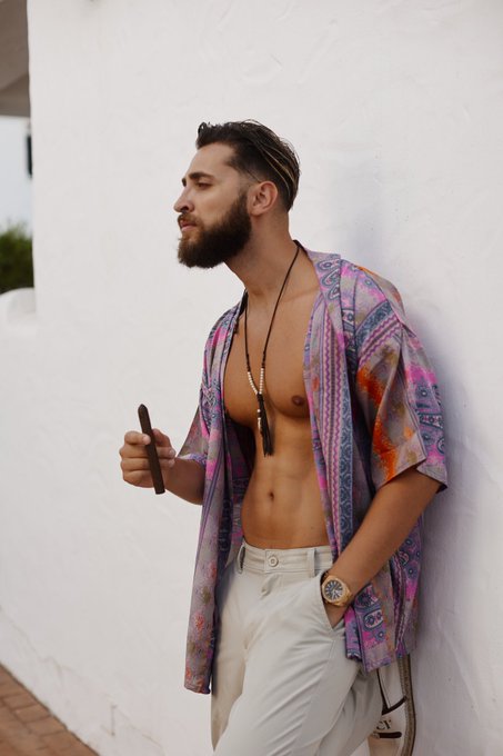 اكبر المعجبين بك هو شخص غريب و اكبر اعدائك هو شخص تعرفه.
انستغرامي https://t.co/WtrVXup6cq
Your biggest