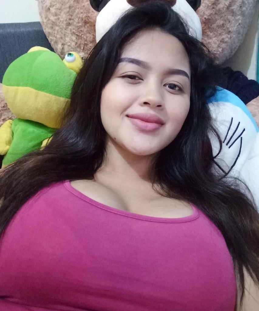 এখন রাত 8:40 বাজে। কেন জানি চোখে ঘুম আসছে না। যদি টুইটারে এখন কেউ জেগে থাকেন তাহলে আমার সাথে একটু কথা বলতে পারবেন ? প্লিজ আমার মনটা একটু ভালো করে দিন।