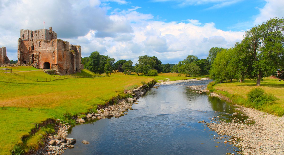 cottage1863's tweet photo. The lovely town of #Penrith is only a 40 mile (~70min) drive from Mansion Cottage, but boasts two castles, some lovely old architecture and great views of the #NorthPennines - well worth a day trip.

Today we saw the #HelmBank ☁️☁️☁️☁️☁️☁️☁️ https://t.co/UWT8X0X3Jx