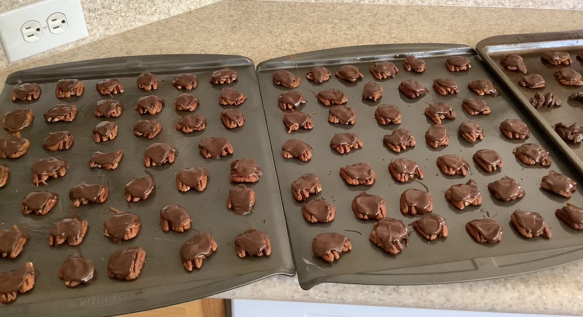 Mommy say this is why she eats cake, turtles 🐢 and muffins 🤣