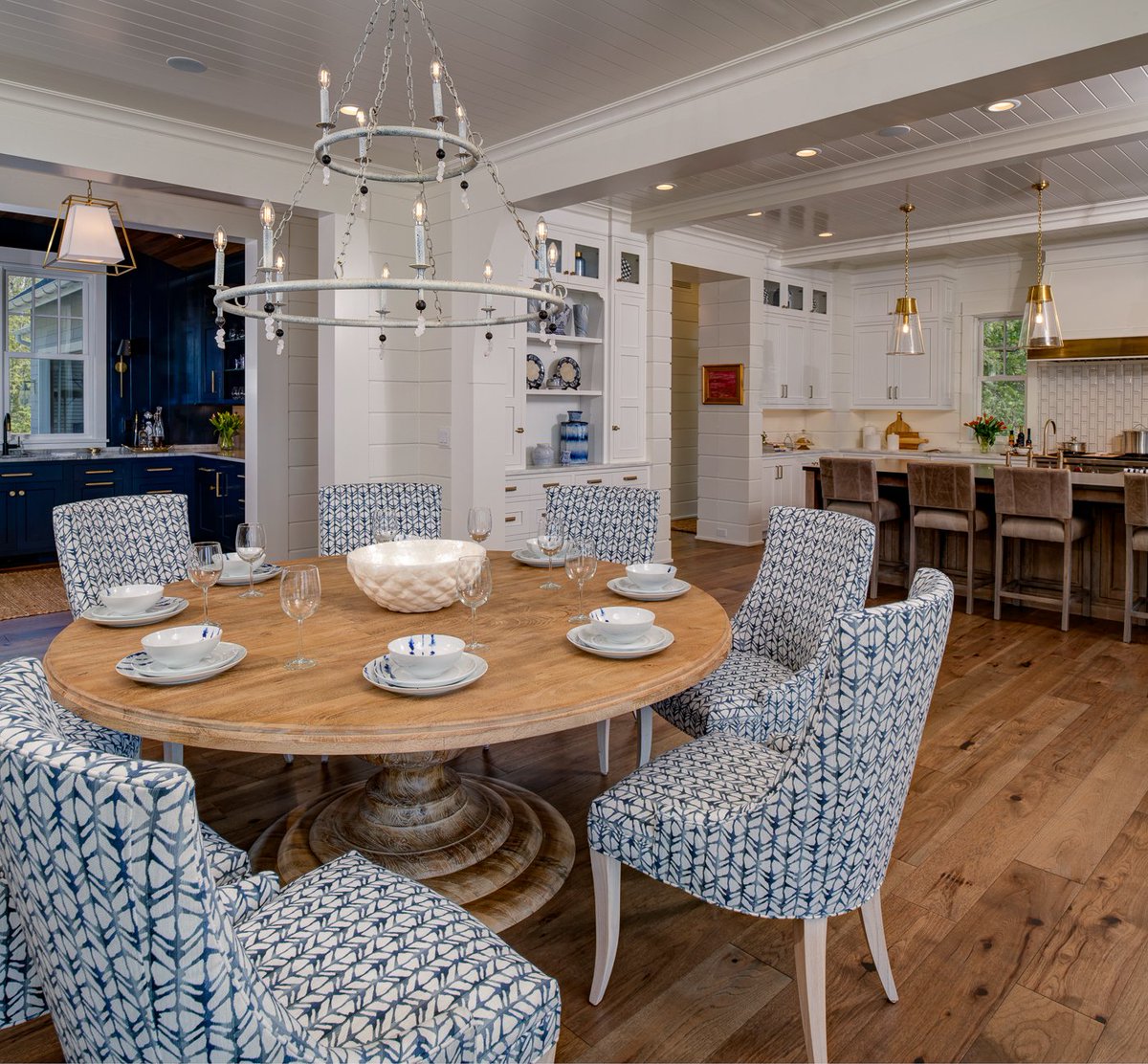 thequietmoose's tweet photo. This everyday #diningroom sits between the #kitchen and #livingroom and it's not just for eating! Think games, crafts, homework, and more. What do you think of designing rooms for multi-purposes? #lakefronthome #lakefrontliving #modernbeachhouse #lakehouse #interiordesign https://t.co/D94zQaJUPc
