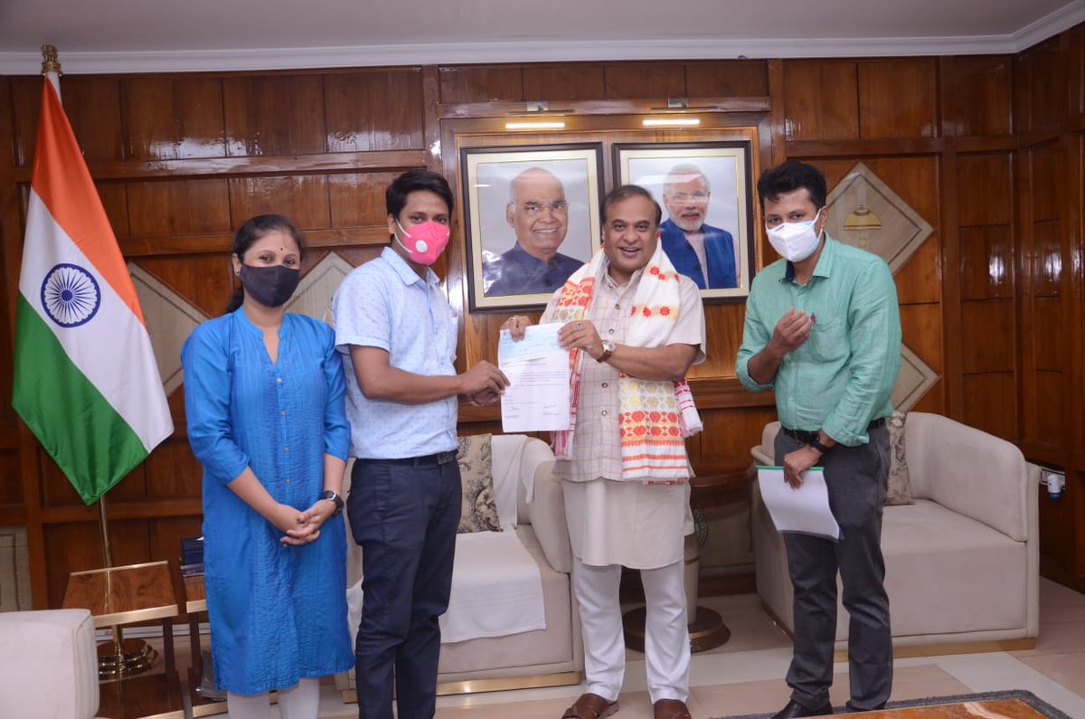 CMOfficeAssam's tweet photo. Members of Polytechnic Faculty Association contributed Rs 4 lakh to CM Relief Fund as #COVID relief. CM Dr @himantabiswa lauded their philanthropic act. https://t.co/SmhpCIkQoC