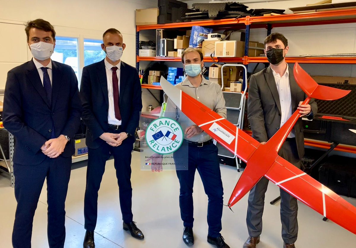 #FranceRelance | Le Sous-Préfet à la relance et le Sous-Préfet de Palaiseau ont visité <a href="/Aeromapper/">Aeromapper</a>, entreprise de drones longue portée et haute sécurité en #Essonne. 
👉L’État les soutient à hauteur de 350 k€ dans leur projet d’investissement, créateur d’emplois.