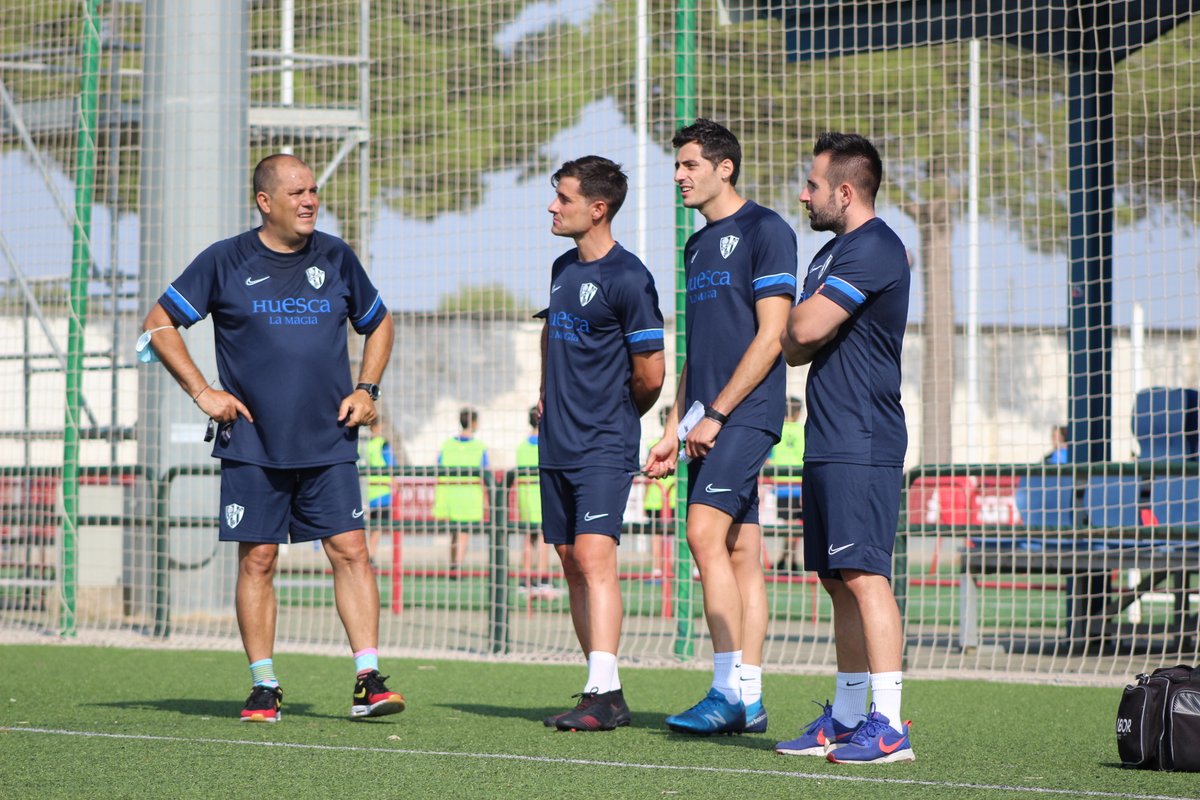FundAlcoraz's tweet photo. 👨‍🏫⚽️ 𝙀𝙨𝙩á𝙣 𝙙𝙚 𝙫𝙪𝙚𝙡𝙩𝙖. El cuerpo técnico que logró el ascenso a 2ª RFEF de la SD Huesca B ha realizado su primera sesión de entrenamiento en San Jorge. #CanteraSDH 🔵🔴 https://t.co/vo8STzDoxy