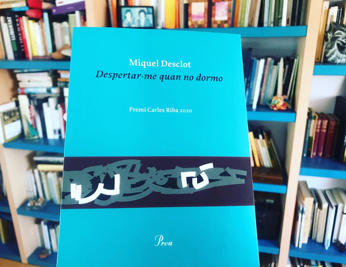 📖 De “Despertar-me quan no dormo” de Miquel Desclot: “Arrelades en cèl·lules arbòries,/
les paraules ens fan com no seríem./ Ens fan ser jo, tu, ella, inigualats,/
inigualables, en l'espai i el temps./
La mort d'una paraula és un malastre/ que fa encongir tota la humanitat."