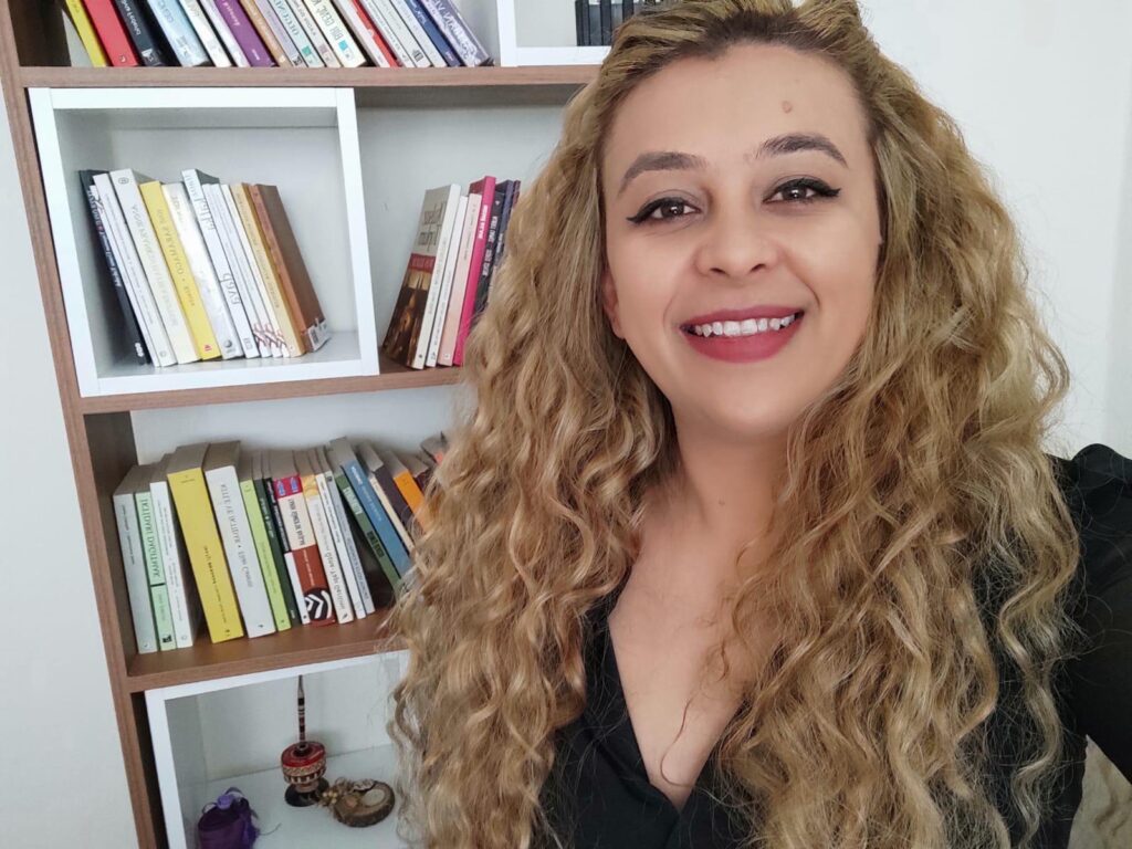 feminervadergi's tweet photo. Feminerva - Hemhal
“Romanlar Artık Gölgede Yitip Gitmeyecek”

Sevgili Elmas Köçkün ile Türkiye’de yaşayan Romanlar ve hayatları, sorunları ve kültürü, tarihi ve güncel yaklaşımları üzerine dertleştik, söyleştik. Hepinize keyifli okumalar.

Yaz/2021, Sayı 8 https://t.co/rcSiz9fxdD https://t.co/0sYWmQunSH