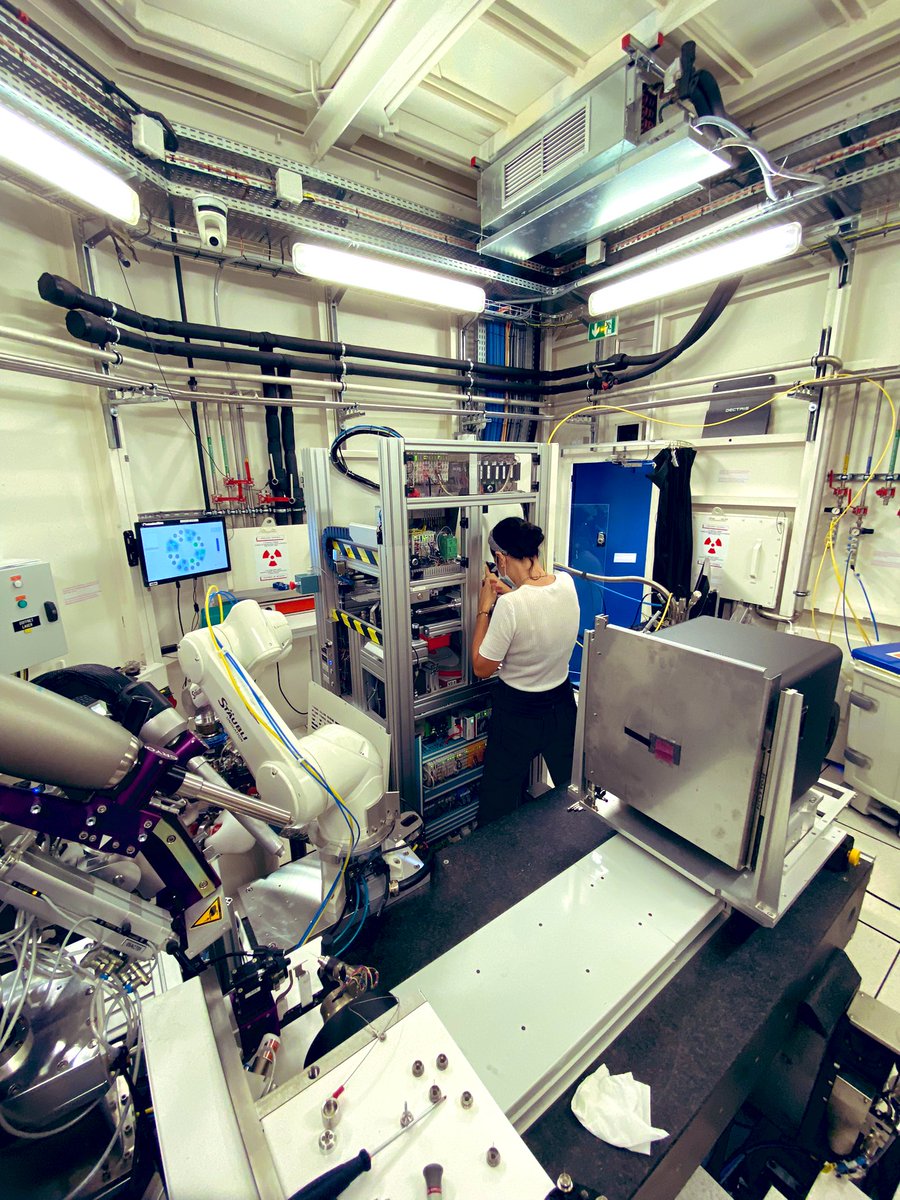 ID30_MASSIF1's tweet photo. Approaching ultimate automation in MX! The last week has been spent commissioning the @EMBLGrenoble CrystalDirect π€ @ID30_MASSIF1 We will soon offer fully automatic mounting of crystals from trays for cryo or room temperature experiments π https://t.co/DFWizXLiZt https://t.co/4PGjjr3qGd