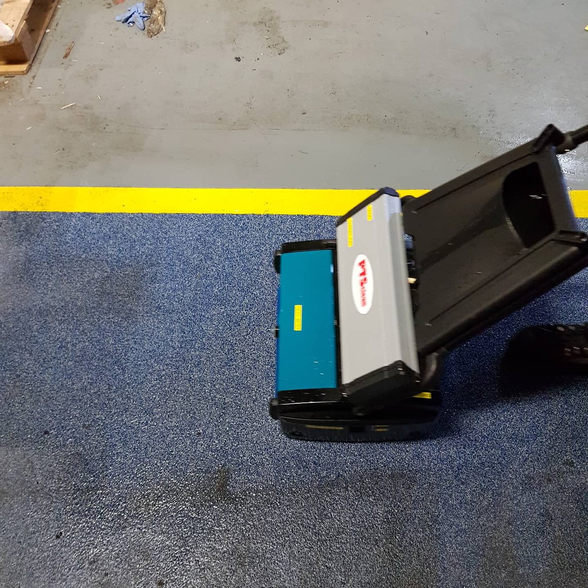 ptsclean's tweet photo. Dirty Floor? Oily Floor? Stained Floor? Just Needing To Maintain A Good Clean Floor? We Have Floor Scrubber Dryer Available For Hire In Stock Ready To Go π΄σ §σ ’σ ³σ £σ ΄σ Ώ Call 0141 647 4200 #TheCleaningMachinePeople #PTSClean https://t.co/bqfMygP3jd