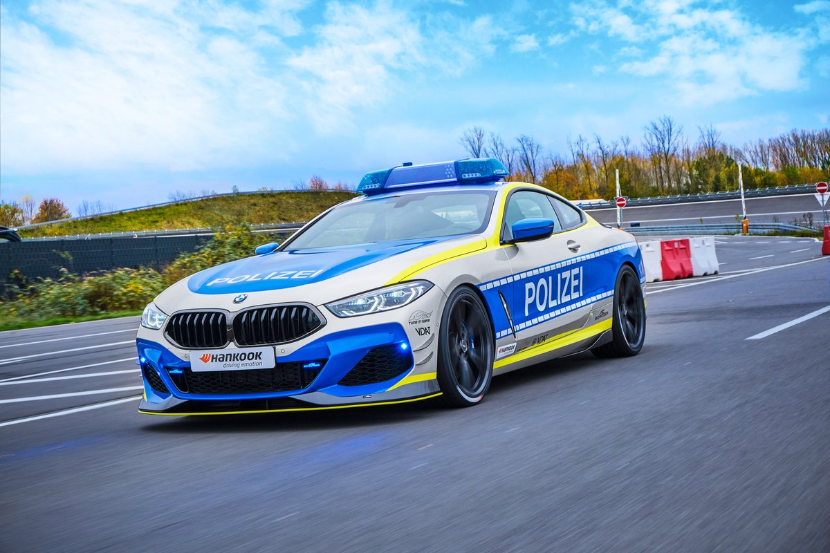 TUNE_IT_SAFE's tweet photo. Durch eine Leistungssteigerung des ACS8 5.0i werden aus 390 kW (530 PS) Serienleistung nunmehr 456 kW (620 PS). Das Drehmoment steigt von 750 Nm auf 840 Nm. Aber auch aerodynamisch und optisch wertet AC Schnitzer das TUNE IT! SAFE!-Polizeifahrzeug auf. #tuneitsafe #TISonTour https://t.co/YGzhnCvZh8