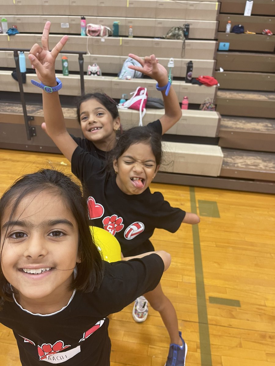 Our littles are having a FUN last day of camp!  ❤️🐾🏐
