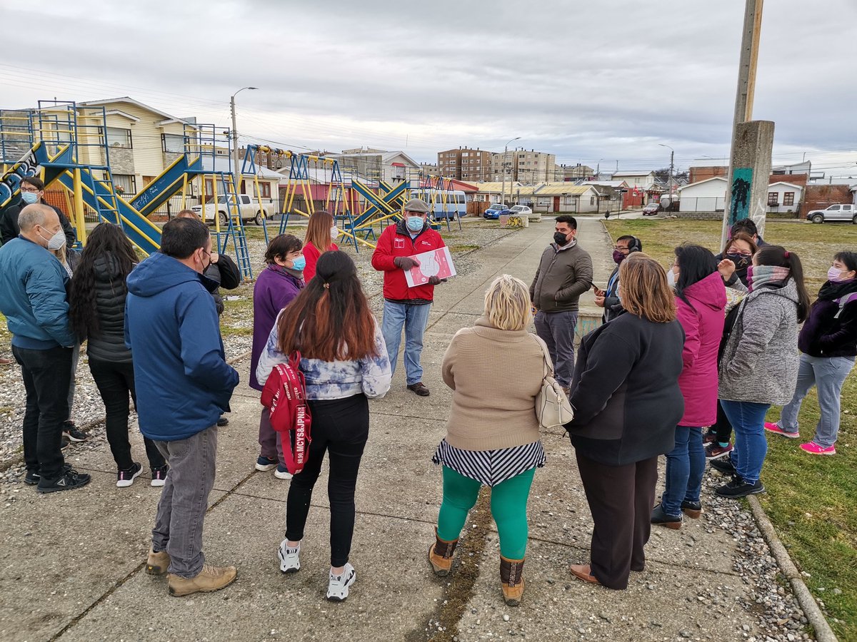MTTMagallanes's tweet photo. Con l@s vecin@s del sector centro poniente de Punta Arenas, seremitt @M_MellaBo junto a seregob @Lilandyg viendo en terreno el nuevo recorrido de la línea 9 de #RedPuntaArenas. https://t.co/pLY8XEWRl1