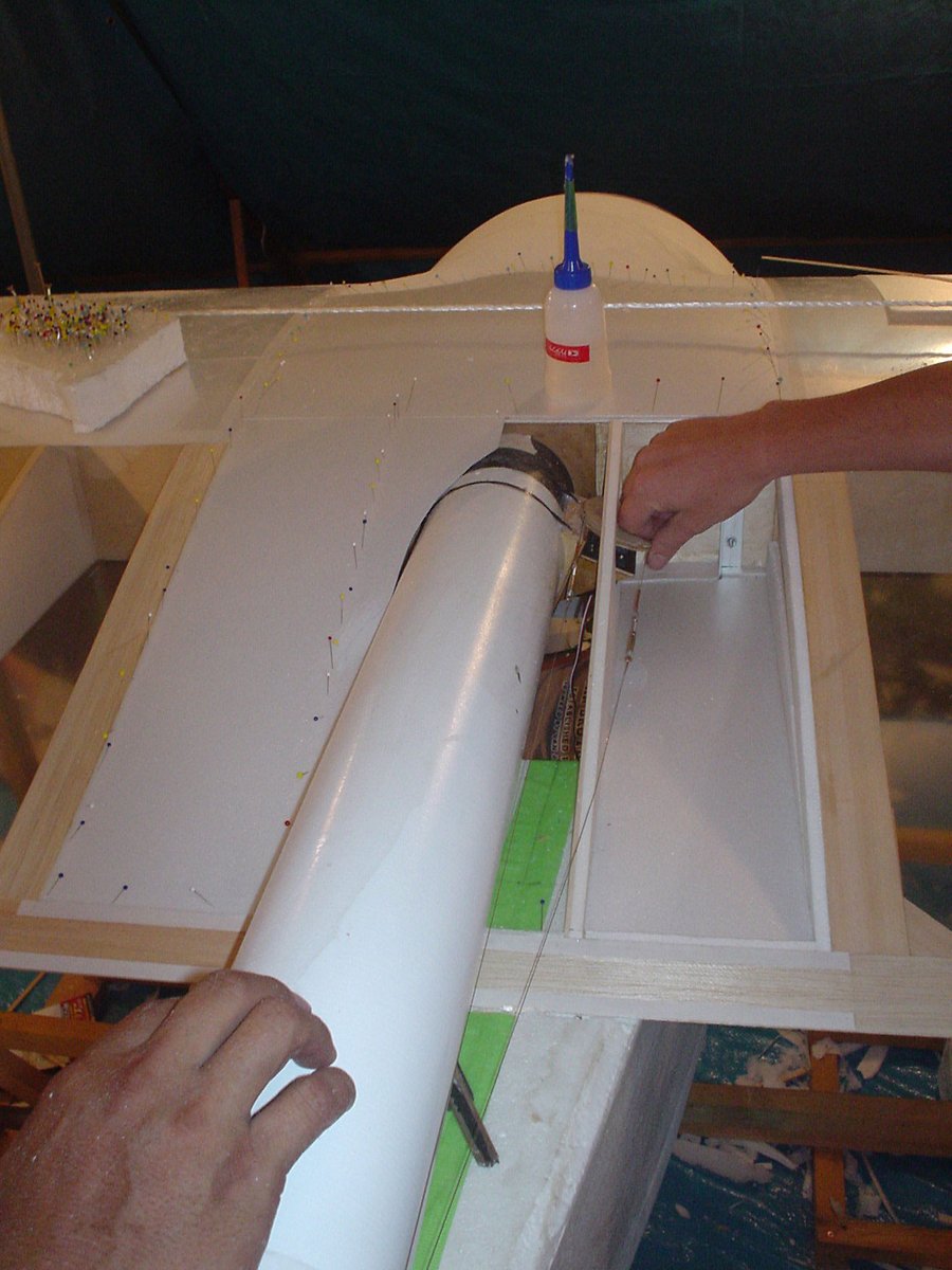 発明ter原田 5時に夢中 に出演の時 なぜか鳥人間コンテスト05年優勝って紹介された 主翼を新調したので製作が辛かった年 毎週泊まり込みで深夜まで製作したけど完成せず コクピットはフレーム状態で琵琶湖へ やはり写真が少ない 鳥人間