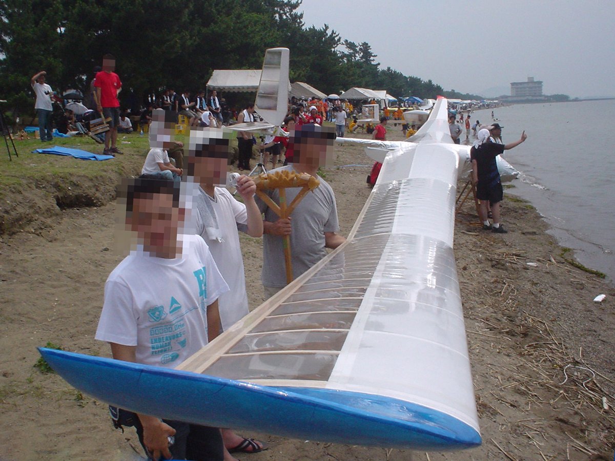 発明ter原田 5時に夢中 に出演の時 なぜか鳥人間コンテスト05年優勝って紹介された 主翼を新調したので製作が辛かった年 毎週泊まり込みで深夜まで製作したけど完成せず コクピットはフレーム状態で琵琶湖へ やはり写真が少ない 鳥人間