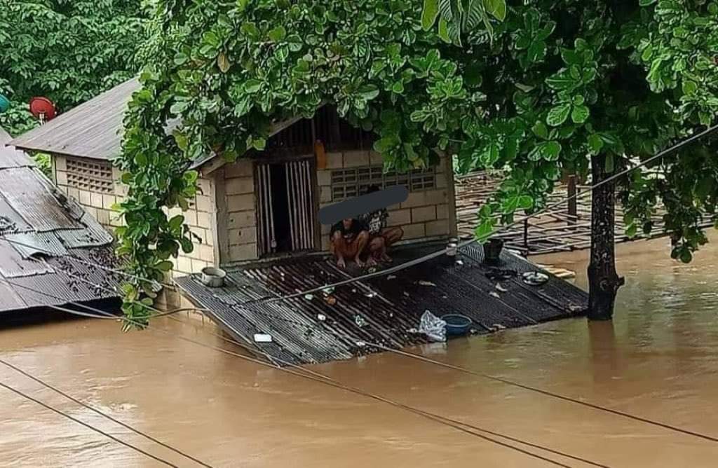 เห็นแบบนี้แล้วเครียดอ่า หดหู่ใจตลอด ทำได้แค่ช่วยแชร์ ช่วยกระจายข้อมูล
ุสุดท้ายแล้วประชาชนก็ช่วยกันเองตลอด 😭 
 #น้ําท่วมแม่สอด