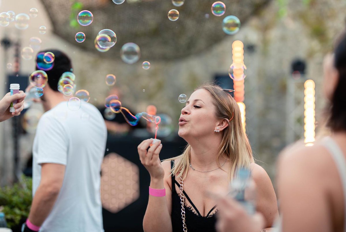 frankopanieu's tweet photo. Frankopanski kašteli savršeno služe i kao mjesta za održavanje raznih događanja, a ekipa iz #PRESSPLAYEVENTS donosi već dobro poznate partije i zabavu! 🙂 Pogledajte kako je nedavno bilo u frankopanskome Kaštelu #Grobnik, a u idućem postu saznajte što vas očekuje ove subote! https://t.co/QmONlMYfkz