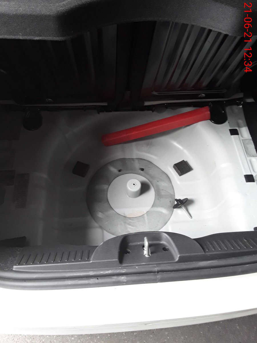 NECESSITO LA VOSTRA AJUDA 🙏

El passat mes de juny vaig anar a Sicília de vacances i vaig llogar un cotxe. Al tercer dia a Catània, quan vaig sortir de casa, vaig veure que havien robat les llums de darrere, la roda de recanvi i havien trencat el pany de la porta del conductor.