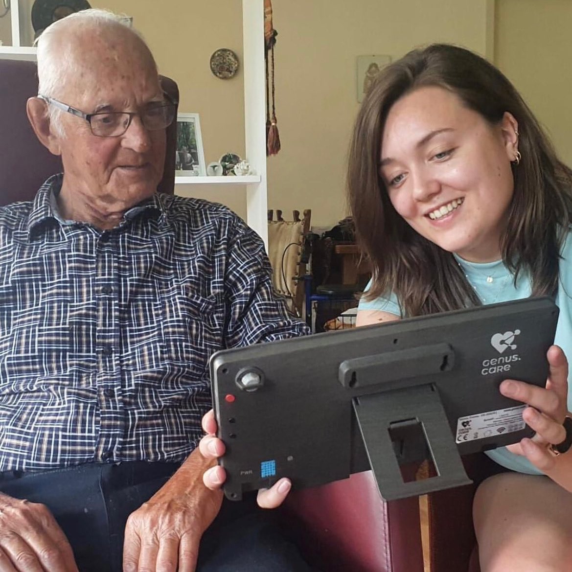 3164086675qqco1's tweet photo. We received a photo from the user that the 24-year-old granddaughter is teaching her grandfather how to use Genus care. We are very happy that Geneus care connects young people with the elderly.#senior #seniorcare #homecare #family #inroom #elderly https://t.co/yiqCpZ0fvC