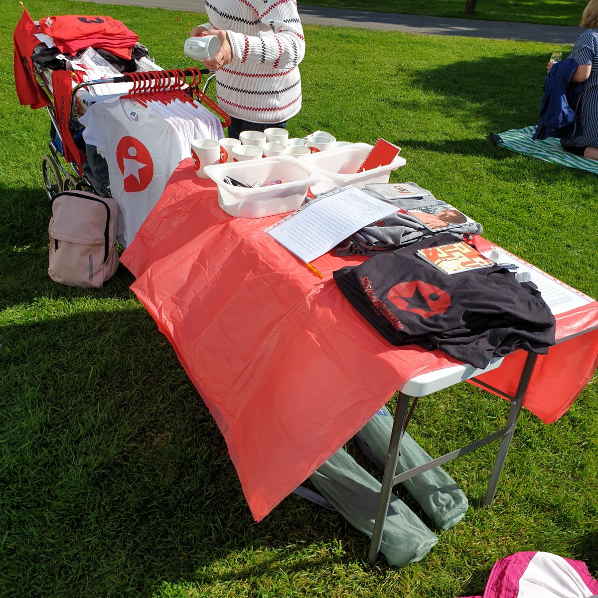 Sósíalistar eru á Austurvelli núna. Endilega komið að spjalla við okkur.