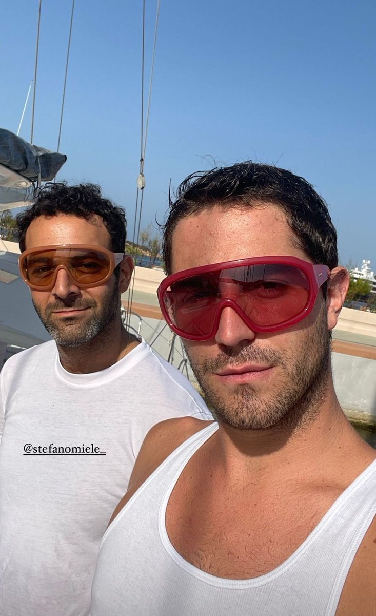 GiuliaFan29's tweet photo. La Moderna e la Pfizer 😂😂. Mi sono mancati, li amo 🧡 #tzvip https://t.co/rvTnUHR1eN