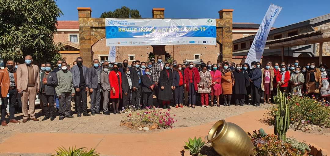 Avec l’appui technique et financier de l’OMS, le MSANP organise une revue intra-action de la réponse à la pandémie de COVID-19 du 28 Juillet au 30 Juillet 2021.  Dans le but de déterminer les lacunes durant les vagues de la pandémie dans la Grande Île.