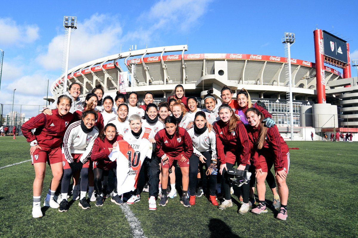 RiverPlateFem's tweet photo. ¡Gracias por la visita, @cazzuoficial! 🤩🎤

La cantante estuvo presente en el entrenamiento del equipo y compartió un momento de charlas y música con nuestras jugadoras. https://t.co/AJvevLG6R3