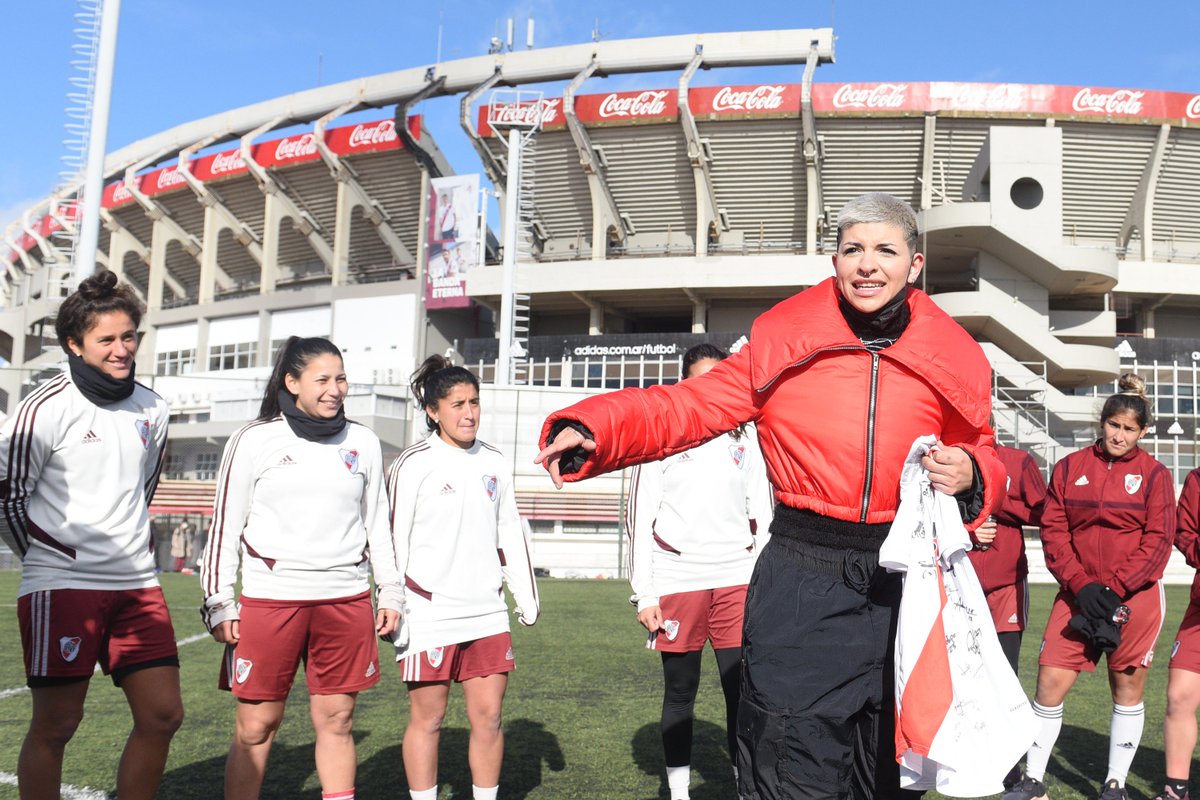 RiverPlateFem's tweet photo. ¡Gracias por la visita, @cazzuoficial! 🤩🎤

La cantante estuvo presente en el entrenamiento del equipo y compartió un momento de charlas y música con nuestras jugadoras. https://t.co/AJvevLG6R3