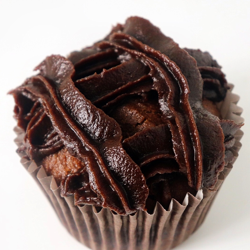 Happy hump day everyone!

Here's a snap of one of our famous cupcakes to brighten up your day.

#glutenfree #vegan #dairyfree #freefrom #eggfree #nutfree #healthy #treatyoself #allergenfriendly #plantbased #yummy #organic #soyfree #delicious #indulge #tasty #plantpower