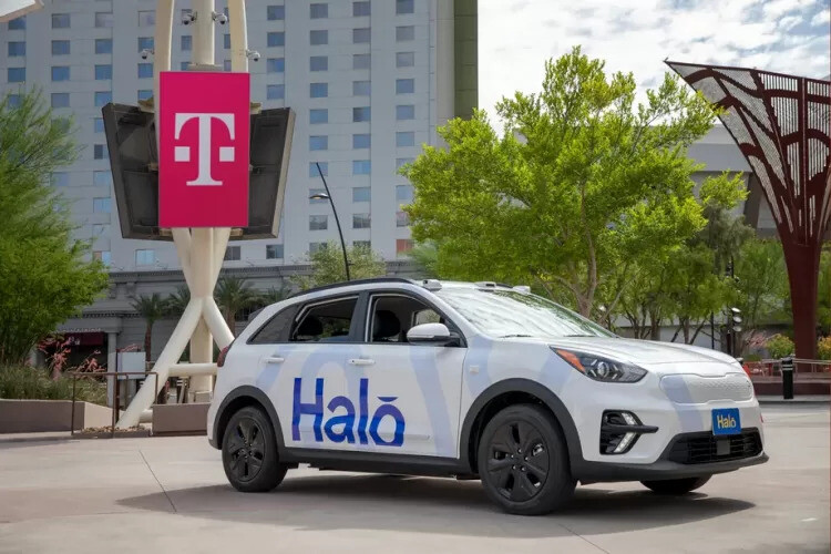 auto_italia's tweet photo. RT @futuroprossimo@mastodon.uno
La velocità di trasmissione 5G abbatte la latenza e scatena la diffusione dei taxi "teleguidati" da un conducente remoto. Anche Las Vegas lancia il servizio.

https://t.co/BeUsgtYLe1
https://t.co/u99WuBmGrU https://t.co/aVxCMKiKMO