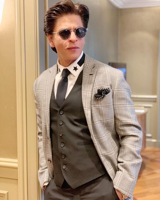 teamsrknepal's tweet photo. 𝗢𝗻𝗰𝗲 𝗮 𝗽𝗼𝘀𝗲𝗿, 𝗮𝗹𝘄𝗮𝘆𝘀 𝗮 𝗽𝗼𝘀𝗲𝗿😎

#𝙎𝙝𝙖𝙝𝙍𝙪𝙠𝙝𝙆𝙝𝙖𝙣 #𝙎𝙍𝙆 | @iamsrk @RedChilliesEnt @teamsrkfc https://t.co/6sGJLhBE1l